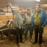 Le réalisateur Jean-Paul Bessire accompagné de Cyrille Georges et de Patrick Quinodoz, paysans.